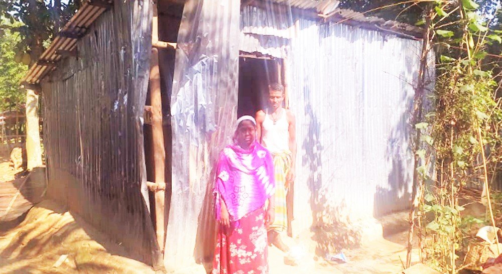 নিরিহ পরিবারের উপর হামলা-ভাংচুর :