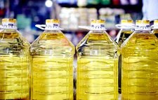 ভোজ্য তেল বিক্রির ঘোষণা দিয়ে হঠাৎ বন্ধ ঘোষণা টিসিবি‘র