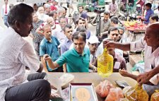 ১৬ মে থেকে টিসিবির ট্রাকে ১১০ টাকা লিটারে মিলবে সয়াবিন তেল