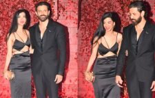 গ্রিক দেবতা’খ্যাত সুপারস্টার হৃতিক রোশন এখন টক অব দ্য বি-টাউন