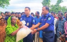 সিলেটের বন্যায় দূর্গত মানুষের পাশে অফিসার ইনচার্জ কে এম নজরুল