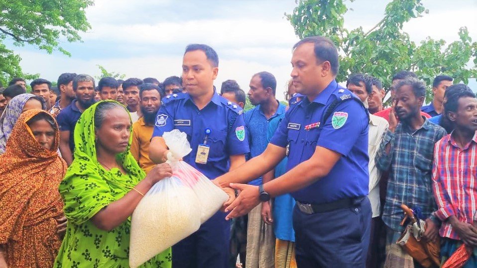 সিলেটের বন্যায় দূর্গত মানুষের পাশে অফিসার ইনচার্জ কে এম নজরুল