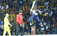 অবিশ্বাস্য জয়ে ধবলধোলাই এড়াল শ্রীলঙ্কা