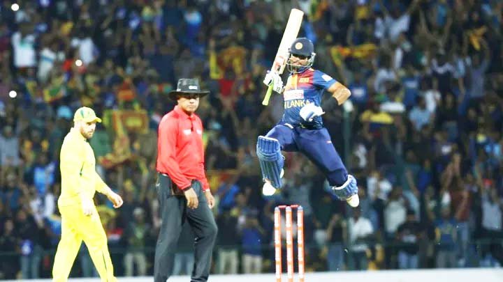 অবিশ্বাস্য জয়ে ধবলধোলাই এড়াল শ্রীলঙ্কা