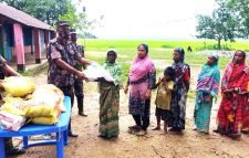 সিলেটে বন্যার্তদের মাঝে বিজিবির ত্রাণ বিতরণ