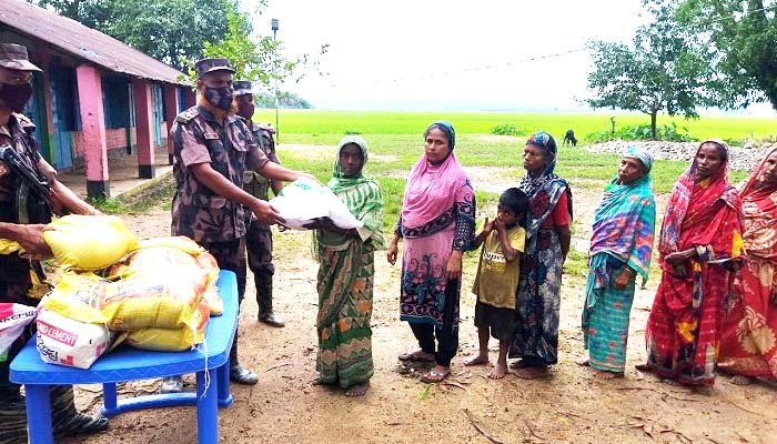 সিলেটে বন্যার্তদের মাঝে বিজিবির ত্রাণ বিতরণ