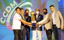 একসঙ্গে বিতরণ হলো ১০ বছরের ৮৪ ট্রফি