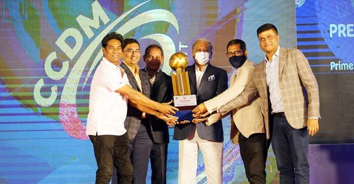 একসঙ্গে বিতরণ হলো ১০ বছরের ৮৪ ট্রফি