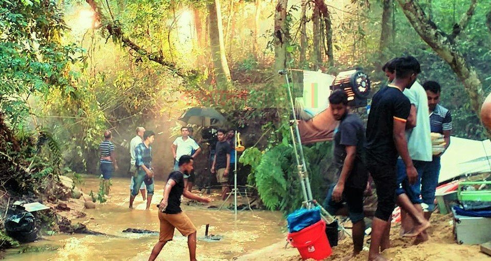 লাউয়াছড়া সংরক্ষিত বনের ভেতর আগুন জ্বালিয়ে শুটিং