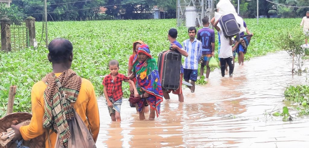 মৌলভীবাজারে ৩ দিনের টানা বর্ষণ ও উজান থেকে নেমে আসা পাহাড়ী ঢলে বন্যা : ২ লক্ষ মানুষ পানি বন্ধি