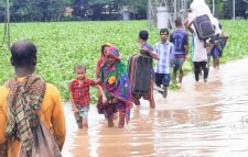মৌলভীবাজারে ৩ দিনের টানা বর্ষণ ও উজান থেকে নেমে আসা পাহাড়ী ঢলে বন্যা : ২ লক্ষ মানুষ পানি বন্ধি