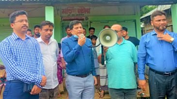 কমলগঞ্জ টিলা ধসের ঝুঁকিপূর্ণ এলাকা পরিদর্শন-জেলা প্রশাসক মীর নাহিদ আহসান