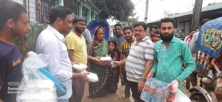 গরীব ও অসহায় পরিবারের মাঝে খাদ্য সামগ্রী ত্রাণ বিতরণ করেন স্বেচ্ছাসেবক লীগের কেন্দ্রীয় সহ-সভাপতি সুব্রত পুরকায়স্থ