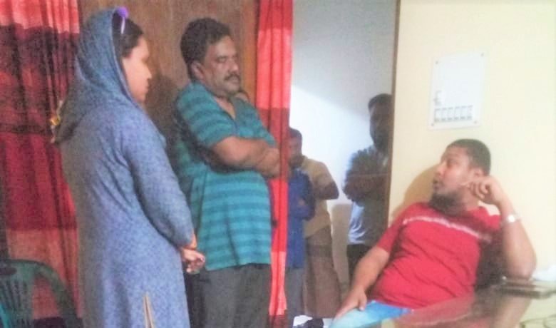 নারীসহ মদ্যপ অবস্থায় সমাজসেবা কর্মকর্তাকে হাতেনাতে ধরা