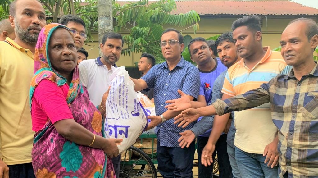 সিলেট এলাকায় বন্যায় ক্ষতিগ্রস্থ মাঝে ত্রাণ সামগ্রী বিতরণ