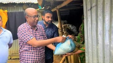 কুলাউড়া এলাকায় বন্যায় ক্ষতিগ্রস্থ  পরিবারের মাঝে ৩০০ প্যাকেট শুকনো খাবার বিতরণ