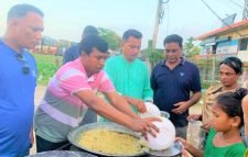 ১নং খলিলপুর ইউনিয়নের শেরপুর এলাকার বন্যা কবলিত আশ্রয়কেন্দ্রে আশ্রয় নেওয়া মানুষের মধে খাবার বিতরণ