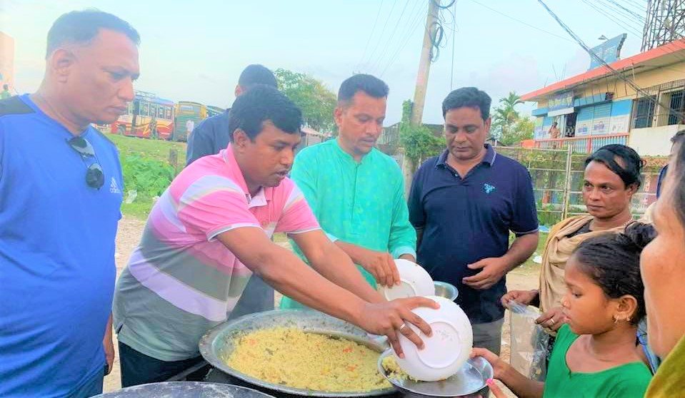 ১নং খলিলপুর ইউনিয়নের শেরপুর এলাকার বন্যা কবলিত আশ্রয়কেন্দ্রে আশ্রয় নেওয়া মানুষের মধে খাবার বিতরণ