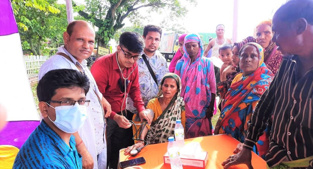 পৌর মেয়র ফজলুর রহমানের উদ্যোগে বন্যার্থ মানুষের মধ্যে ফ্রি মেডিকেল ক্যাম্প