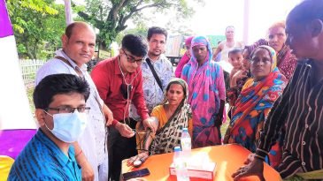 পৌর মেয়র ফজলুর রহমানের উদ্যোগে বন্যার্থ মানুষের মধ্যে ফ্রি মেডিকেল ক্যাম্প