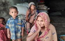 মৌলভীবাজারে আড়াই লক্ষ মানুষ পানিবন্ধি:মনুনদীর পানি বিপদসীমার উপর দিয়ে প্রবাহিত 