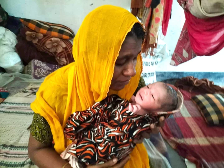 আশ্রয়কেন্দ্রে আলেখার কোলজুড়ে এল ‘প্লাবন’