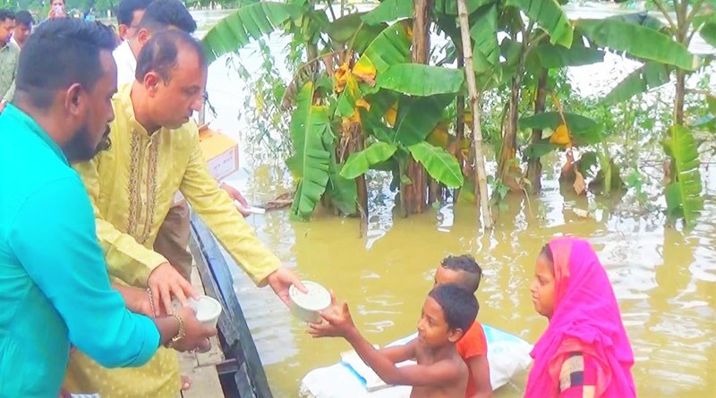 পৌরসভার উদ্যোগে বানভাসি ১২শ মানুষের মাঝে রান্না করা খাবার বিতরণ