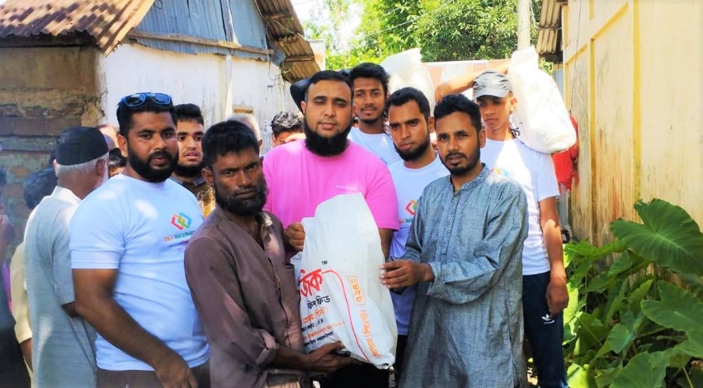 বন্যার্তদের ঘরে ঘরে খাবার পৌঁছে দিচ্ছে বন্ধন