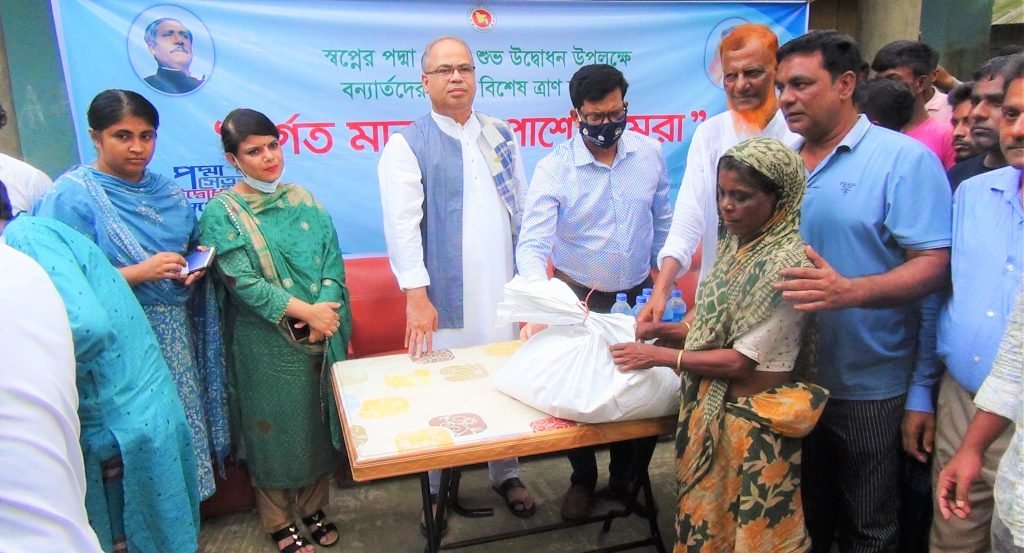 পদ্মা সেতুর উদ্বোধন উপলক্ষে বানভাসির সাথে আনন্দ ভাগাভাগি করতে মৌলভীবাজার জেলা প্রশাসন