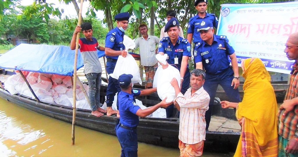 মৌলভীবাজারে বন্যার্তদের মধ্যে বাংলাদেশ পুলিশের আইজিপি এর পাঠানো ত্রাণ সামগ্রী বিতরণ