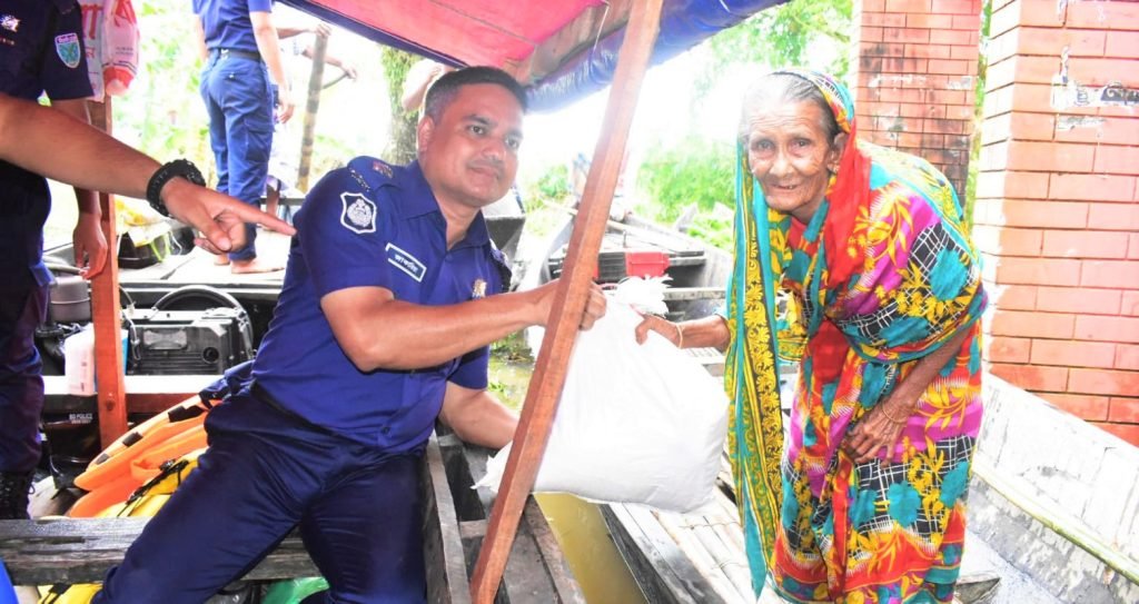 মৌলভীবাজারের ত্রান সামগ্রী বিতরণ অসহায় বন্যার্তদের মাঝে পুলিশ সুপার,