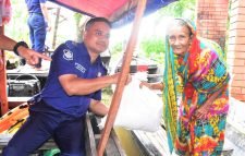 মৌলভীবাজারের ত্রান সামগ্রী বিতরণ অসহায় বন্যার্তদের মাঝে পুলিশ সুপার,