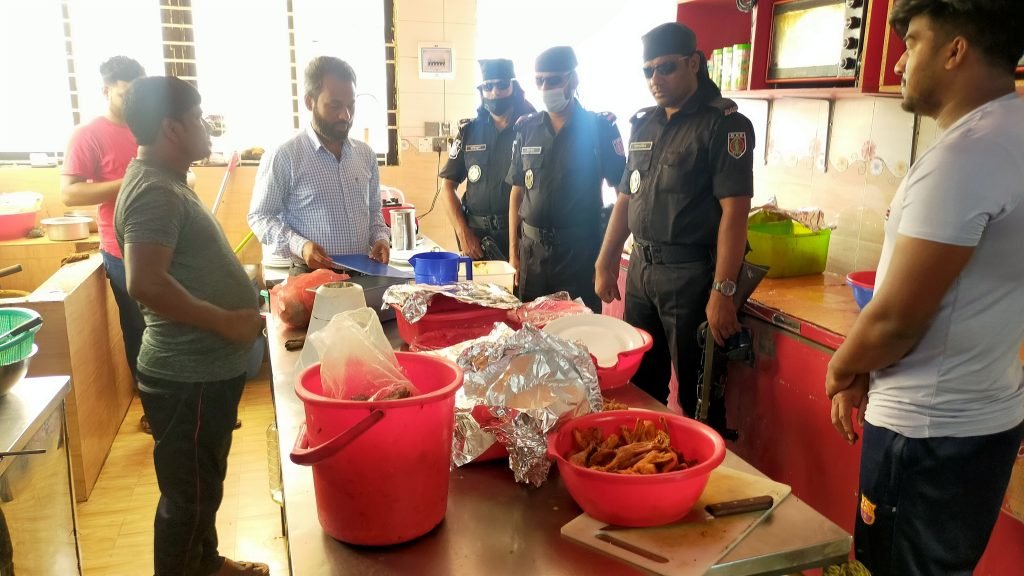 কুলাউড়ায় ফুড কেয়ার রেস্টুরেন্টে বিক্রি হচ্ছে বাসি খাবার, জরিমানা