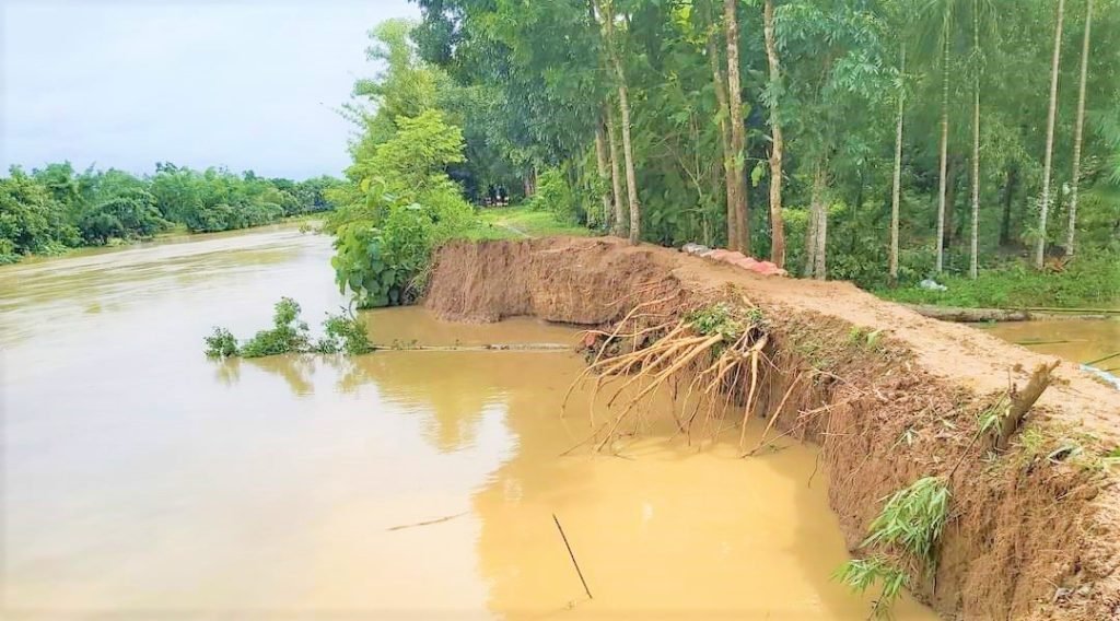 পাউবির গাফলতির অভিযোগ : ধলাই নদীর প্রতিরক্ষা বাঁধের ৭ স্থানে ধস: ঝুঁকিপূর্ণ ৫টি
