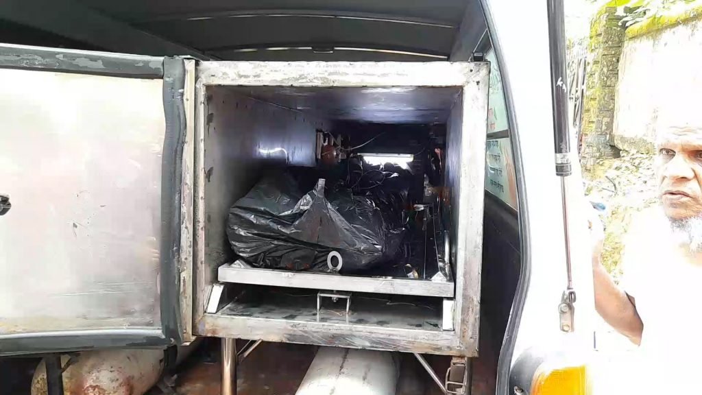 ফেসবুকে লাইভ করা নয়নের বাড়ীতে লাশ পৌছালে শোকের ছায়া নেমে আসে