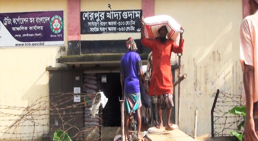 মৌলভীবাজারে খাদ্য গুদামে বন্যার পানি প্রবেশ, বানবাসী মানুষের দুর্ভোগ বাড়ছে