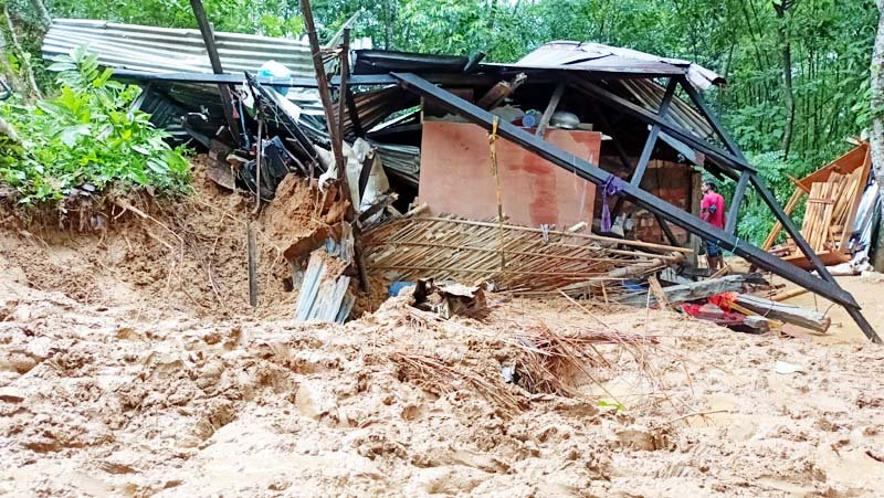 জৈন্তাপুরে টিলা ধসে একই পরিবারের ৪ জন নিহত