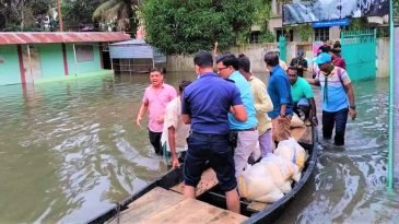 কুলাউড়ায় বন্যার্তদের মাঝে জেলা প্রশাসকের ত্রাণ বিতরণ