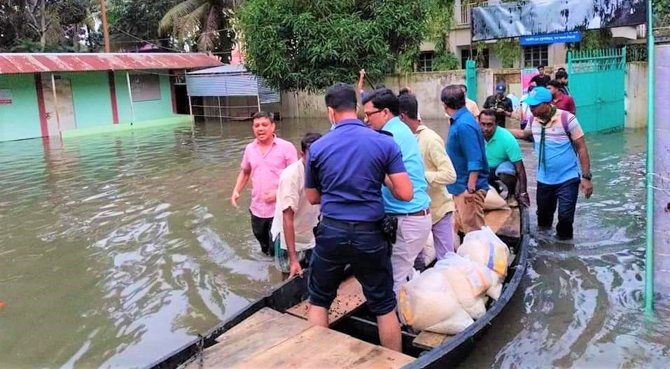 টানা বর্ষণ ও উজান থেকে নেমে আসা পাহাড়ি ঢলে ক্ষতিগ্রস্ত অসহায় মানুষের মাঝে ত্রাণ সামগ্রী বিতরণ করেছেন জেলা প্রশাসক মীর নাহিদ আহসান