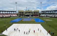 মাঠ ভেজা থাকায় টস হতে বিলম্ব