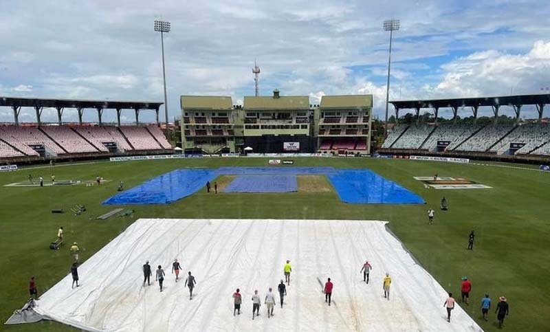 মাঠ ভেজা থাকায় টস হতে বিলম্ব