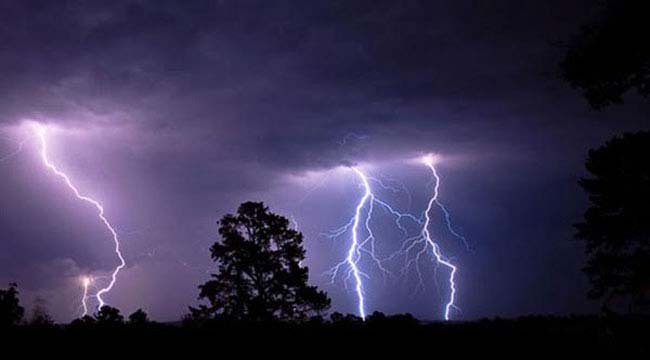 মানিকগঞ্জে বজ্রপাতে আহত ১৯