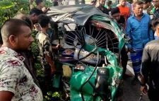 ওভারটেকিংকালে অটোরিকশাকে বাসের ধাক্কা, নিহত ৩