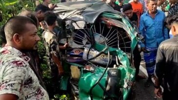 ওভারটেকিংকালে অটোরিকশাকে বাসের ধাক্কা, নিহত ৩