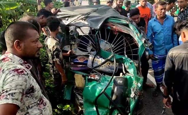 ওভারটেকিংকালে অটোরিকশাকে বাসের ধাক্কা, নিহত ৩