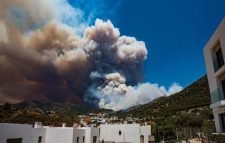 ভয়াবহ দাবানলে পুড়ছে ভূমধ্যসাগরীয় অঞ্চল