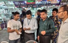 বেশি দামে পণ্য বিক্রির দায়ে নগরীতে ৩ প্রতিষ্ঠানকে জরিমানা