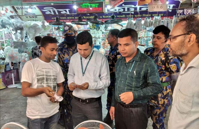 বেশি দামে পণ্য বিক্রির দায়ে নগরীতে ৩ প্রতিষ্ঠানকে জরিমানা