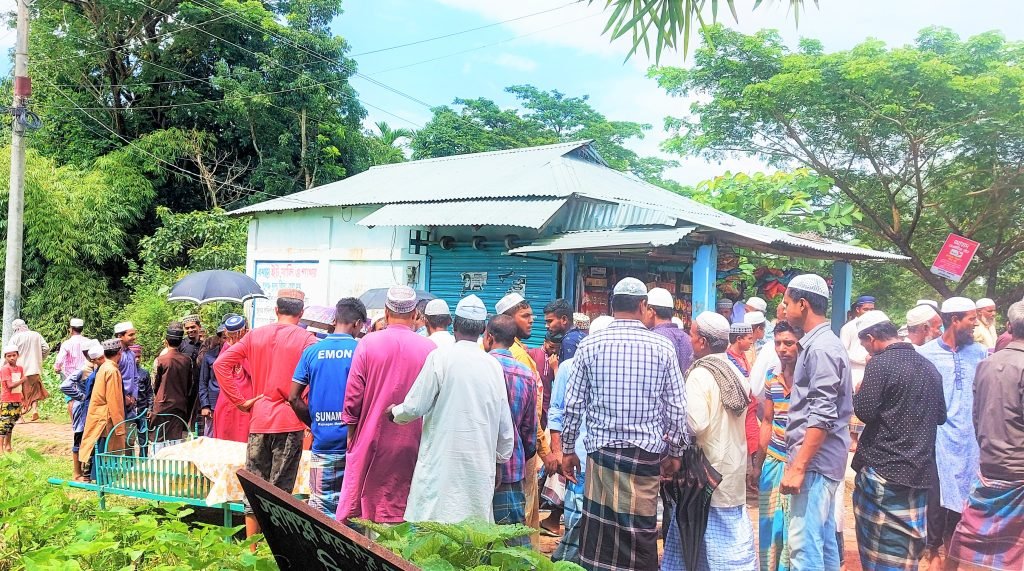 গ্রামে কবরস্থান তলিয়ে যাওয়ায় ৬ কিলোমিটার দূরে টিলায় দাফন
