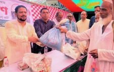 বিচার বিভাগ ও আইনজীবি সমিতির পক্ষে মৌলভীবাজারের পানিবন্ধি মানুষের মাঝে ত্রাণ বিতরণ